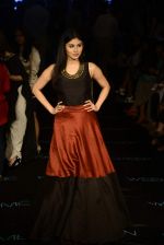 Mouni Roy at Payal Singhal Show on day 1 of LIFW on 26th Aug 2015